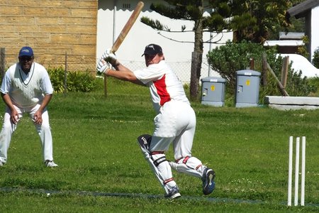Johan Beets (Gansbaai) speel 'n bal na die bykant.